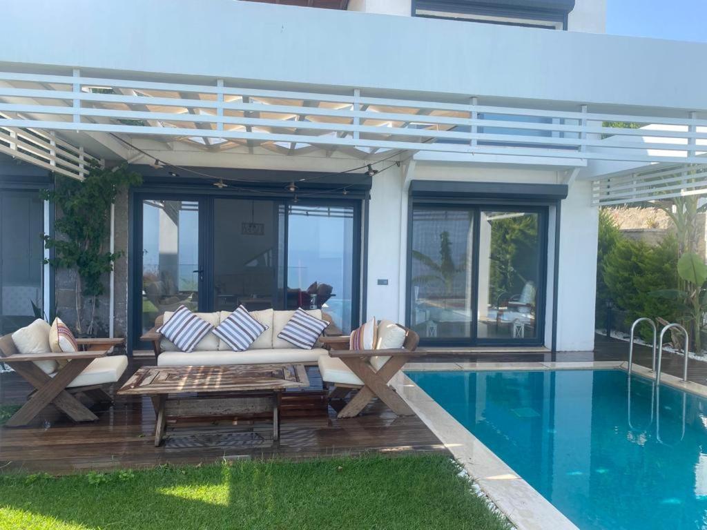 Villa Kiralık Müstakil Havuzlu Lüx